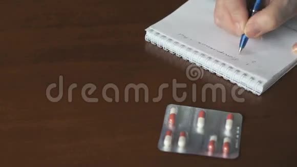 女性手写着关于服用药片的笔记视频的预览图