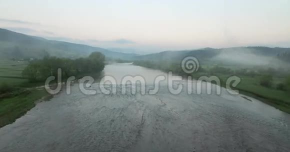 河流在丘陵地形中的流动空中景观视频的预览图