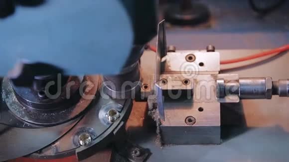 金属加工车床a在工厂修理车间的加工工艺视频的预览图