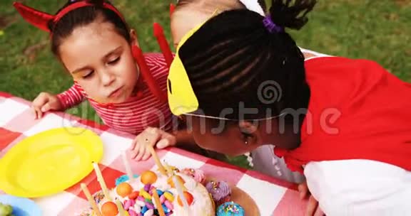 穿着各种服装的孩子庆祝生日视频的预览图