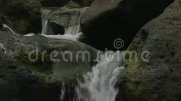 慢动作水溪溪夹4视频的预览图