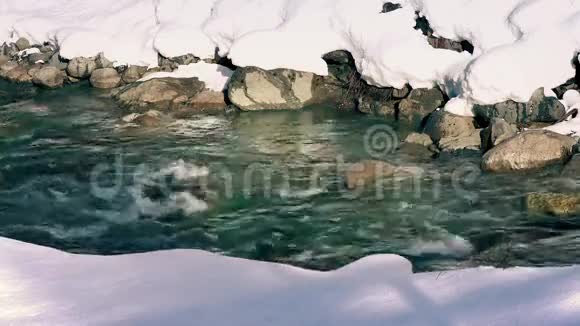 寒冷气候下的河流与雪岸视频的预览图