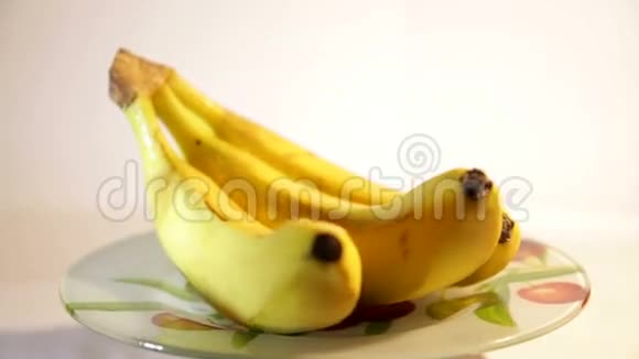 白色背景上分离的新鲜香蕉视频的预览图