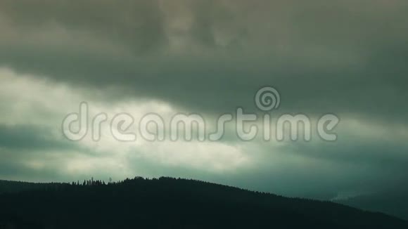 喀尔巴阡山上空的闪电暗暴云视频的预览图