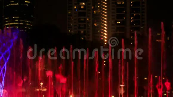 在PetronasTowers的特写喷泉在夜间变色视频的预览图