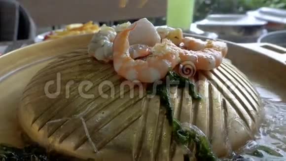 泰国传统自助餐煎锅烹制虾仁视频的预览图