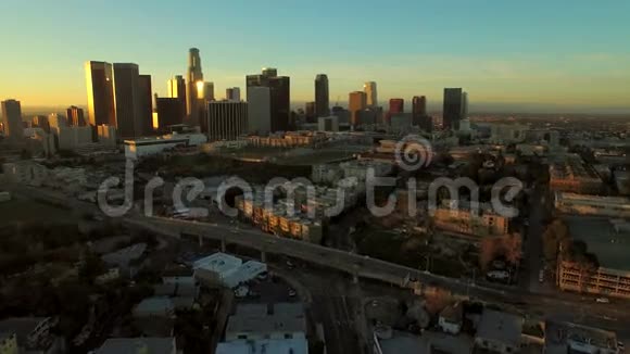 洛杉矶航空城市中心景观日出视频的预览图