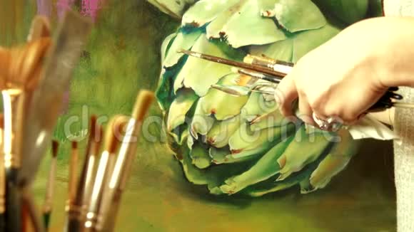 年轻女画家画一个大的写实菊芋视频的预览图