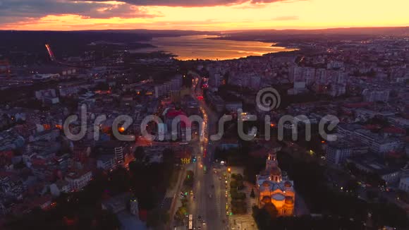 日落于城市和海洋湖鸟瞰瓦尔纳保加利亚和大教堂的设想视频的预览图