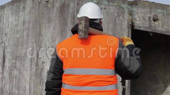工人用铁锤砸墙视频的预览图