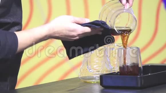 咖啡师的滴式咖啡机视频的预览图