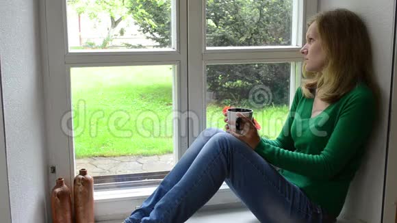 悲伤的女人窗户咖啡视频的预览图