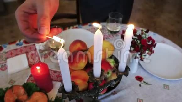 餐具节日桌上的水果红鱼一杯酒和一支蜡烛视频的预览图