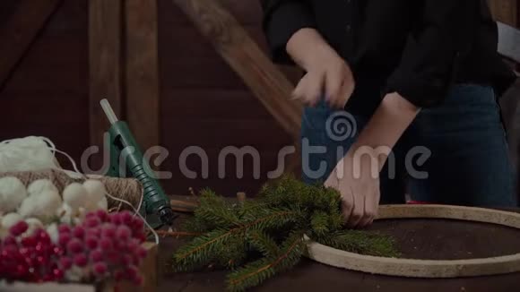 年轻可爱的微笑女设计师准备圣诞常青树花圈圣诞装饰制造商视频的预览图