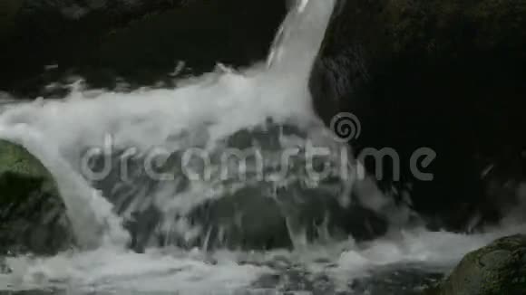 水流中的慢运动水夹3视频的预览图