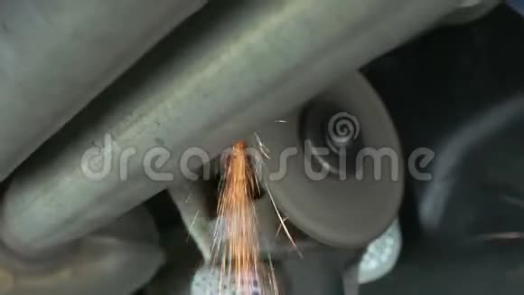 机械师切断汽车里的消声器视频的预览图