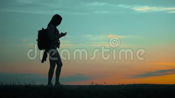 有智能手机导航搜索方式的女旅行者女孩自然搜索位置导航慢视频的预览图