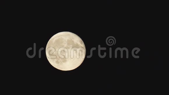 圆圆的满月与浮雕元素迅速上升在黑色的天空视频的预览图