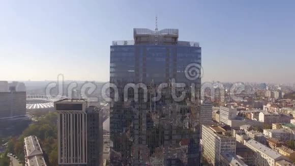 摩天大楼窗户上的城市倒影视频的预览图