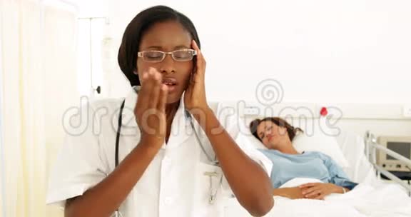 护士在病房头痛视频的预览图
