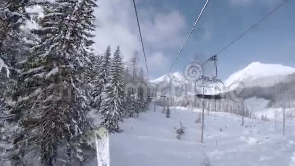 4滑雪场上一条通往山顶的索道的K镜头视频的预览图
