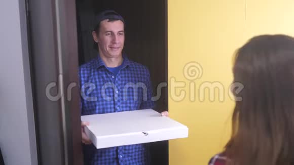披萨外卖概念男人给女孩送了一盒比萨饼慢动作视频快餐生活方式快速概念视频的预览图