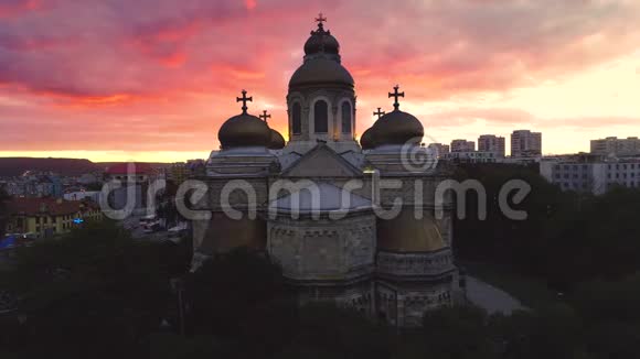 日落于城市和海洋湖鸟瞰瓦尔纳保加利亚和大教堂的设想视频的预览图