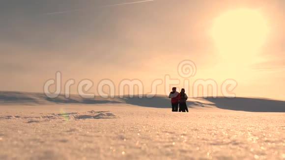 商业人士团队走向胜利和成功在雪域的沙漠里三位登山游客互相跟随团队视频的预览图