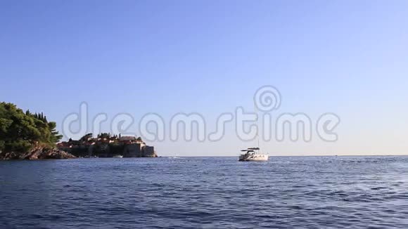 黑山亚得里亚海SvetiStefan岛附近的游艇视频的预览图