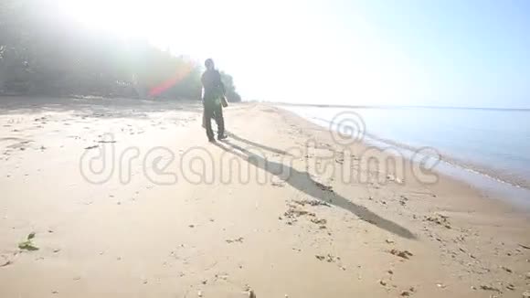 黑色吉他手沿海滩散步为金发女孩演奏视频的预览图