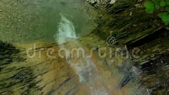 山林悬崖这条河流淌着美丽的野生自然景观视频的预览图