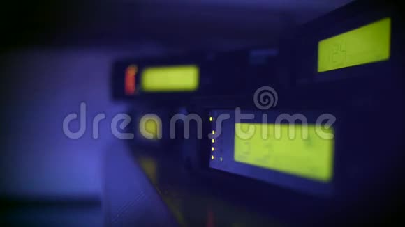 无线麦克风在服务器机房闪烁视频的预览图