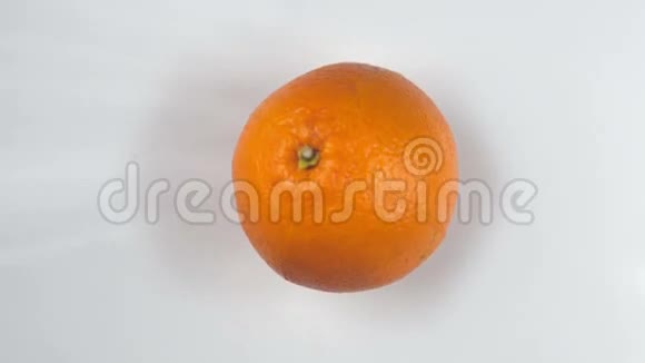 橙色落下碎成薄片慢动作白色背景视频的预览图