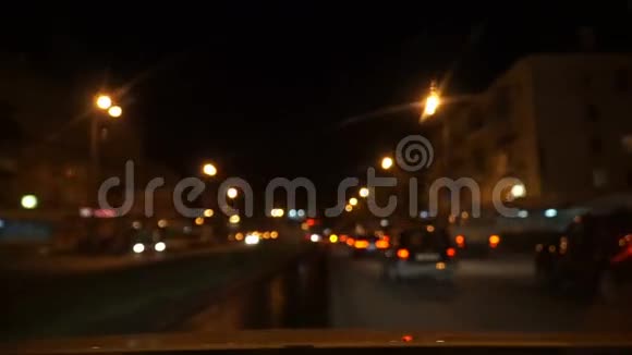 晚上乘车前往城市视频的预览图
