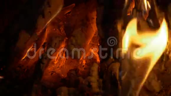 壁炉里烧木头慢动作特写视频的预览图