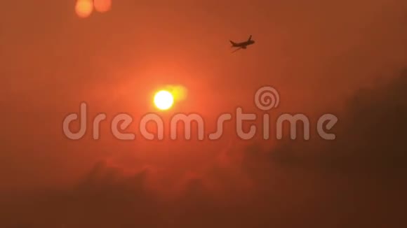 客机在太阳落山时在云层上方飞行视频的预览图