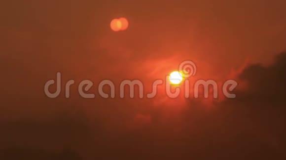 客机在太阳落山时在云层上方飞行视频的预览图