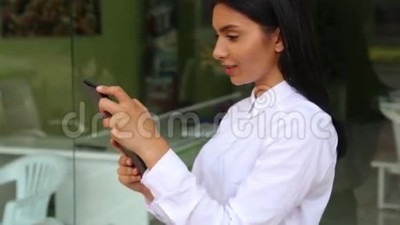拉丁女商人手里拿着平板电脑穿着白色衬衫视频的预览图