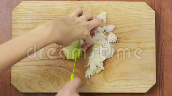 女厨师在厨房准备洋葱从上面看顶部视图视频的预览图
