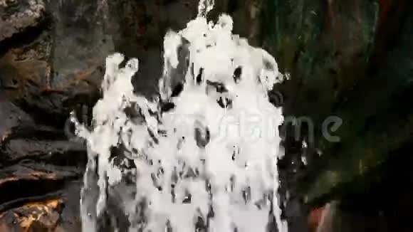 在一个阳光明媚的日子里喷泉水溅出了慢镜头喷泉从顶端向下移动视频的预览图