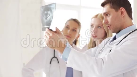 一群有x光指纹的医生视频的预览图
