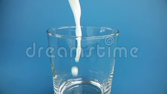 新鲜的白牛奶倒入杯中在色度键蓝屏背景下拍摄慢动作饮食健康视频的预览图