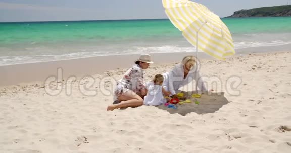 在沙滩上度过美好时光的家庭视频的预览图