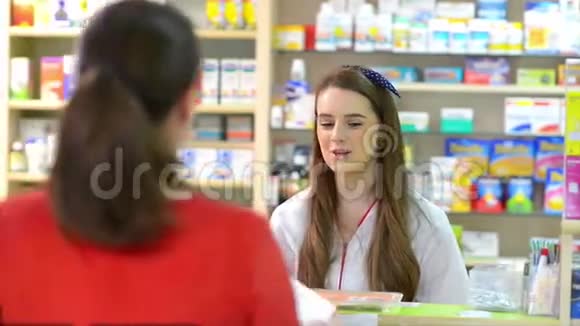 在药店买药的顾客视频的预览图