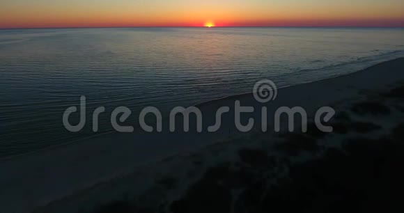 在海水上方的空中飞行波罗的海清澈的日落视频的预览图