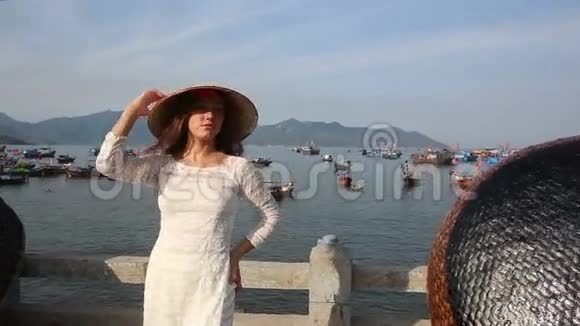 越南女孩在河堤上的船上摆姿势视频的预览图