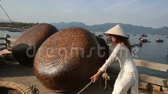 越南女孩在河堤上玩手工船视频的预览图