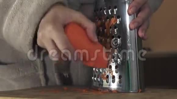 家庭主妇在厨房的库存录像中改进胡萝卜视频的预览图