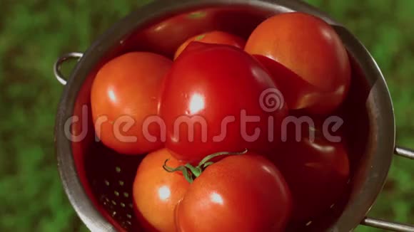 成熟的西红柿是用水喷淋在一个凉菜慢动作视频的预览图