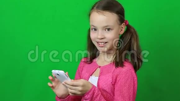 小女孩在手机上写短信视频的预览图